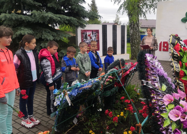 Митинг на Братской могиле.